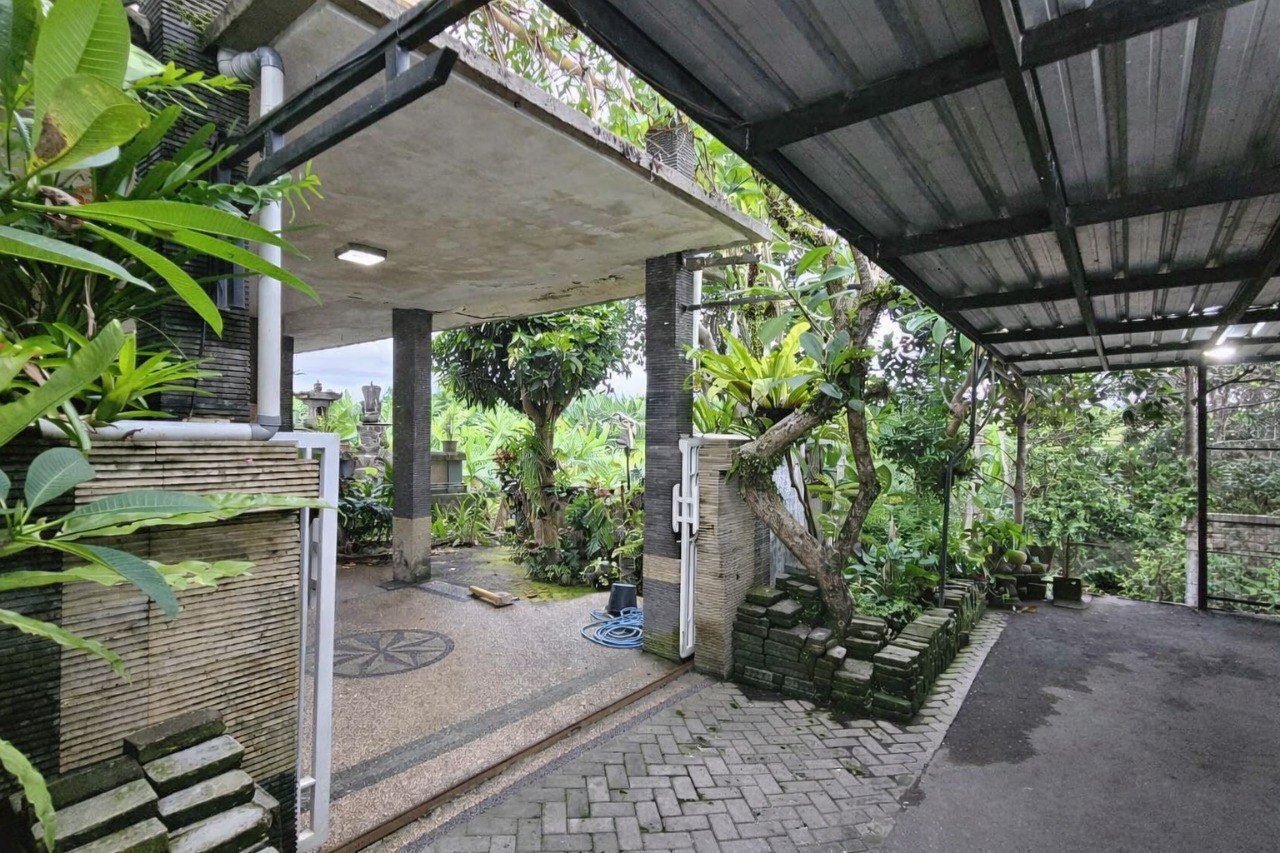 Rumah Modern 3 Level Dijual di Pererenan – 5 Kamar, Dekat Pantai Batu Bolong