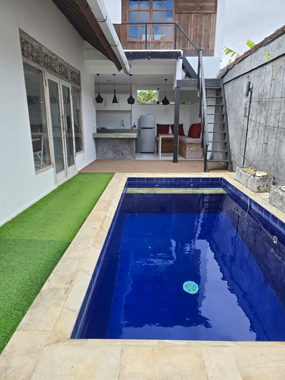 White-Wash Tropical Villa 2BR Disewakan di Kerobokan